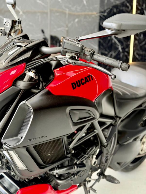 6 DUCATI DIAVEL