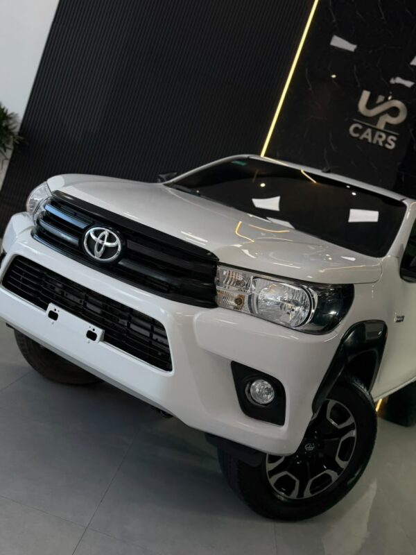 WhatsApp Image 2026-09-21 at 12.29.13 PM (3) TOYOTA HILUX 4X4 D/C DX 2.4 TDI 6 M/T