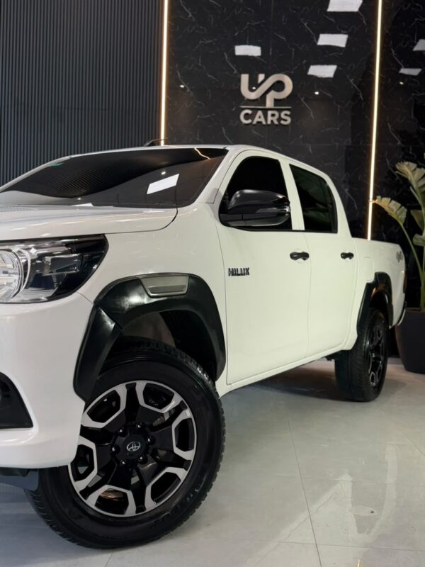 WhatsApp Image 2026-09-21 at 12.29.14 PM (2) TOYOTA HILUX 4X4 D/C DX 2.4 TDI 6 M/T