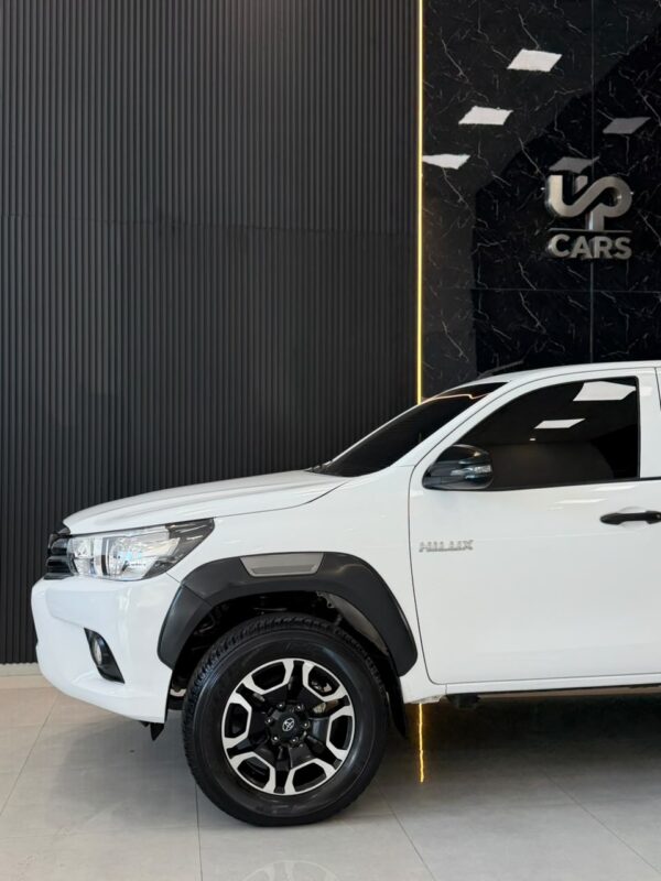WhatsApp Image 2026-09-21 at 12.29.15 PM (4) TOYOTA HILUX 4X4 D/C DX 2.4 TDI 6 M/T