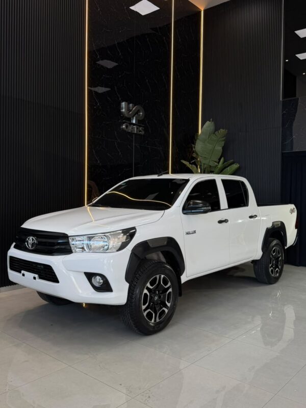 WhatsApp Image 2026-09-21 at 12.29.16 PM (2) TOYOTA HILUX 4X4 D/C DX 2.4 TDI 6 M/T