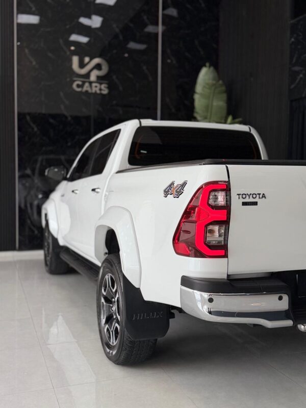 WhatsApp Image 2026-10-08 at 12.16.36 PM (2) TOYOTA HILUX 4X4 DC SRX 2.8 TDI 6 AT