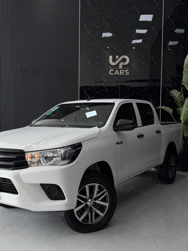 WhatsApp Image 2026-10-10 at 10.21.38 AM (2) TOYOTA HILUX 4X2 DC DX 2.4 TDI 6 MT