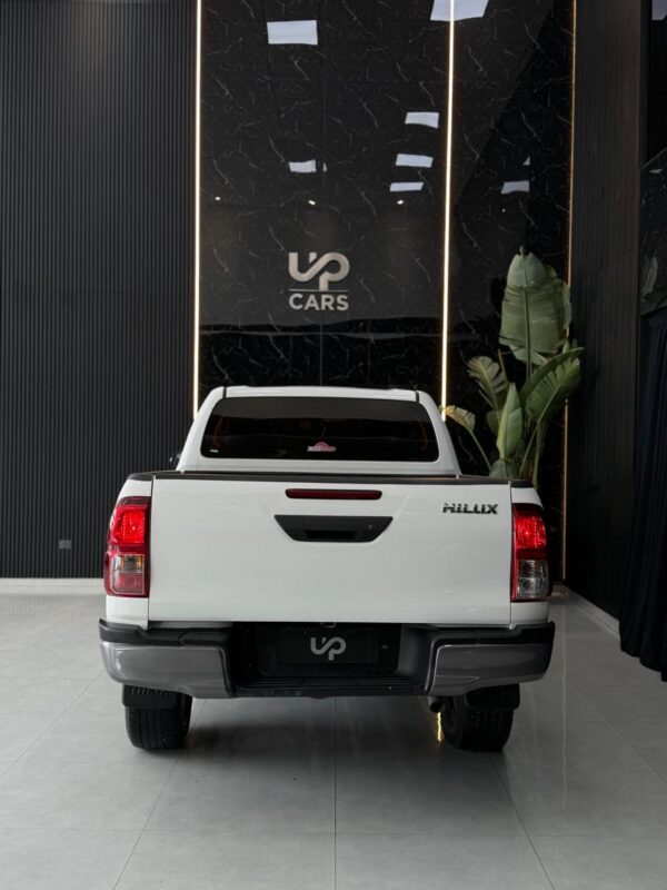 WhatsApp Image 2026-10-10 at 10.21.40 AM (2) TOYOTA HILUX 4X2 DC DX 2.4 TDI 6 MT