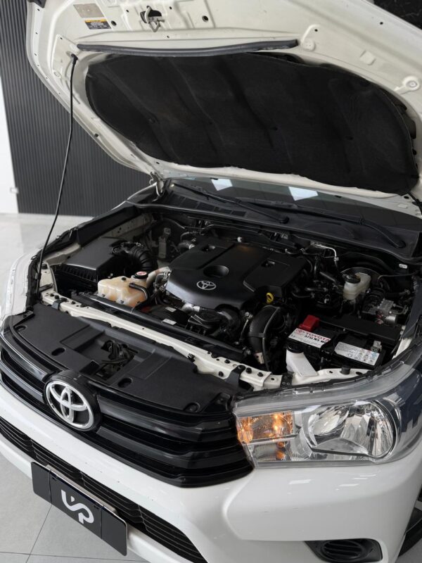 WhatsApp Image 2026-10-10 at 10.21.40 AM TOYOTA HILUX 4X2 DC DX 2.4 TDI 6 MT