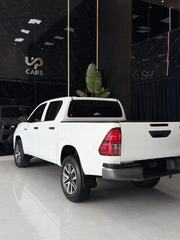 WhatsApp Image 2026-10-10 at 10.21.41 AM (2) TOYOTA HILUX 4X2 DC DX 2.4 TDI 6 MT